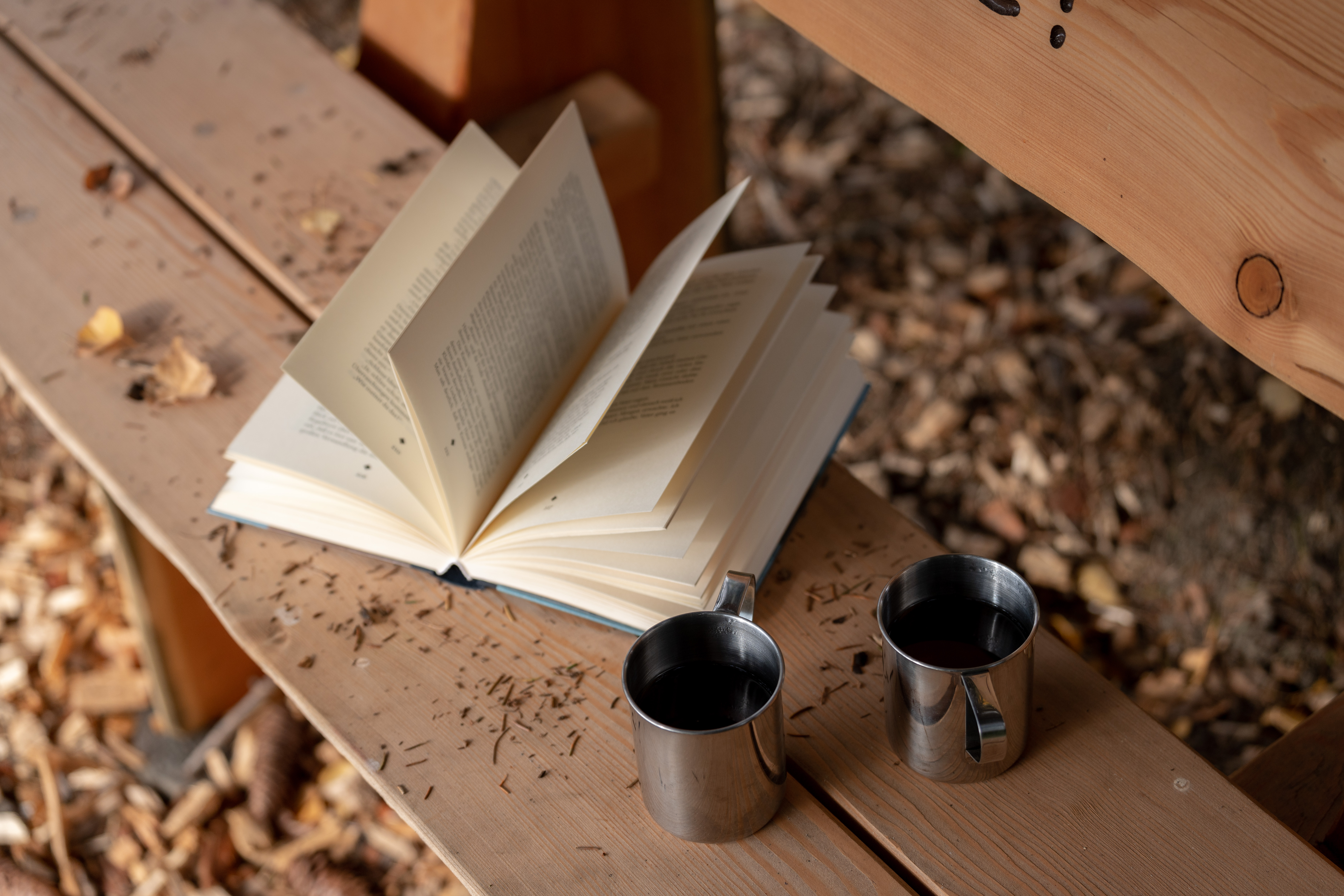Buch und Becher auf der Holzbank in Uhana